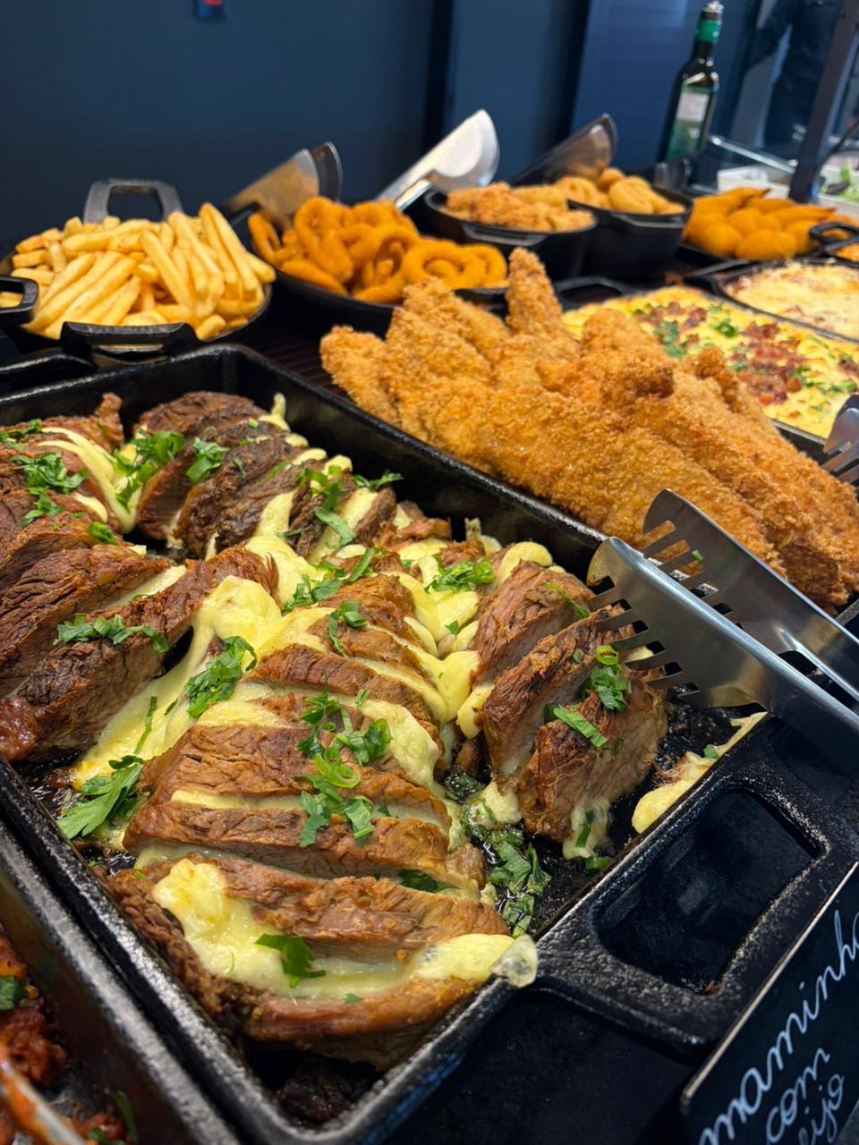 Buffet farto do Prosa Mineira com arroz, feijão, carnes, farofa, couve e mais de quarenta opções